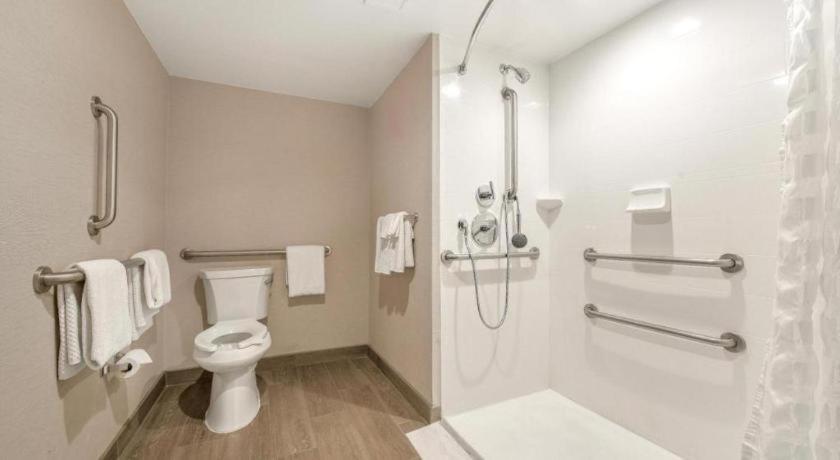 Embassy By Hilton Tech Center North Hotel 3*