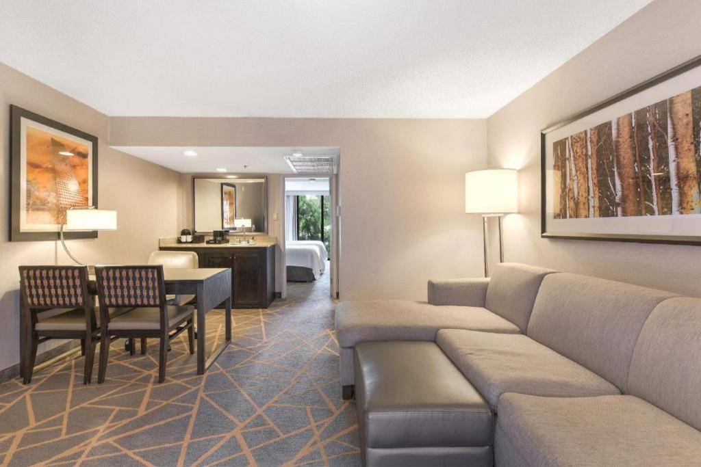 Embassy By Hilton Tech Center North 3* DEN